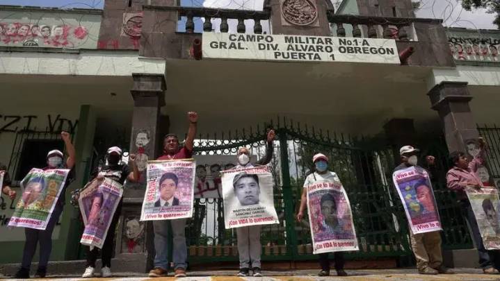 México: miles de personas salen a la calle para pedir justicia por los 43 estudiantes desaparecidos de Ayotzinapa
