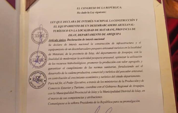 Firman ley que declara de interés nacional desembarcadero turístico en Matarani