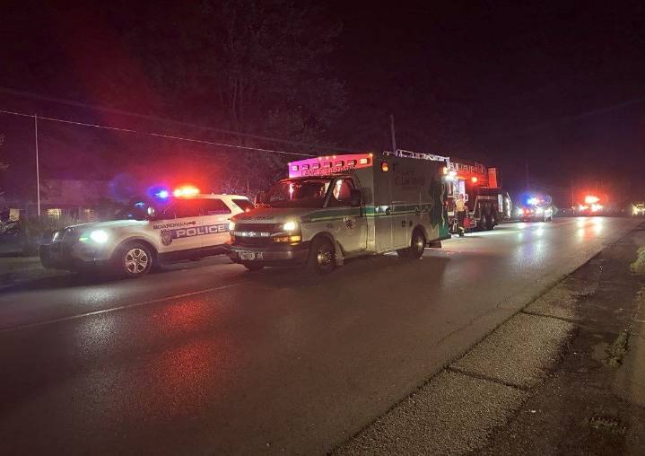 Car crashes into tree on South Avenue in Boardman