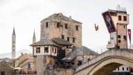 El legendario puente viejo de Mostar, escenario de la tercera parada del Red Bull Cliff Diving