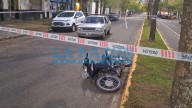 Choque entre un automóvil y una moto con dos ocupantes