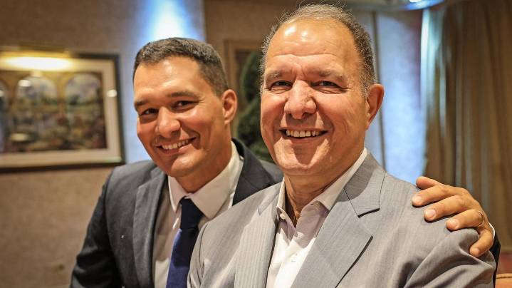 At Woodbury dinner, a father celebrates life, with help from his son
