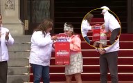 Mujer se desmayó tras recibir título de propiedad de manos de Dina Boluarte
