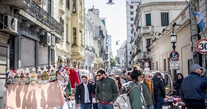 Dinero bajo el colchón: argentinos tienen millones de dólares fuera del sistema financiero de su país