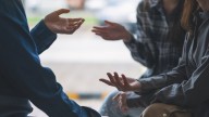 Cinco frases para callar a esa persona que no para de meterse en tus conversaciones