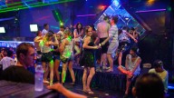Sale por Madrid y la inusual fiesta que se encuentra deja a sus amigos de piedra: una idea millonaria
