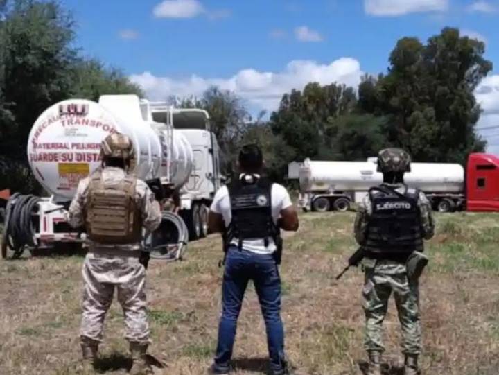 Aseguran pipas huachicoleras conectadas a toma clandestina en Querétaro
