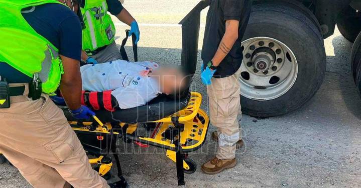 Motociclista se estrella contra caja de tráiler en Nuevo Laredo