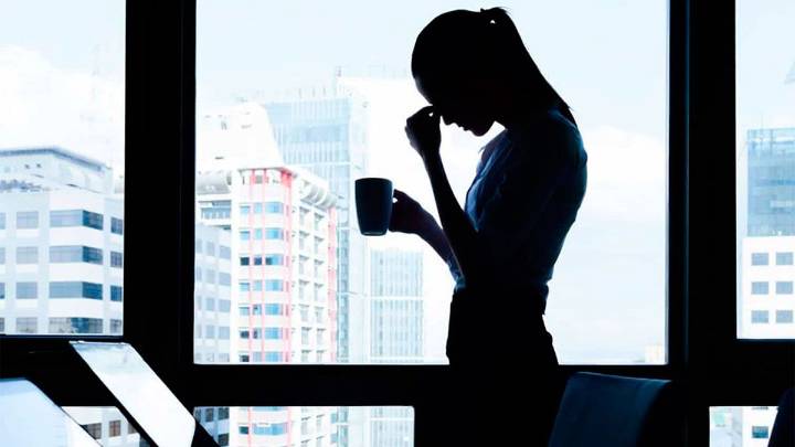 Un estudio internacional determinó que la satisfacción personal sigue una “curva en U”