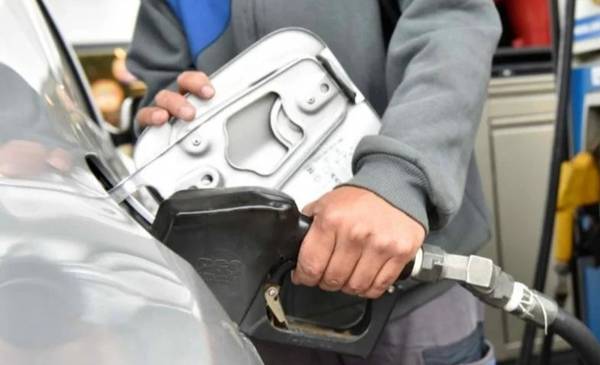 Por qué no baja el precio del combustible en Argentina al ritmo del crudo mundial