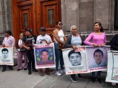 Padres de los 43 se reúnen con Sheinbaum en busca de respuestas
