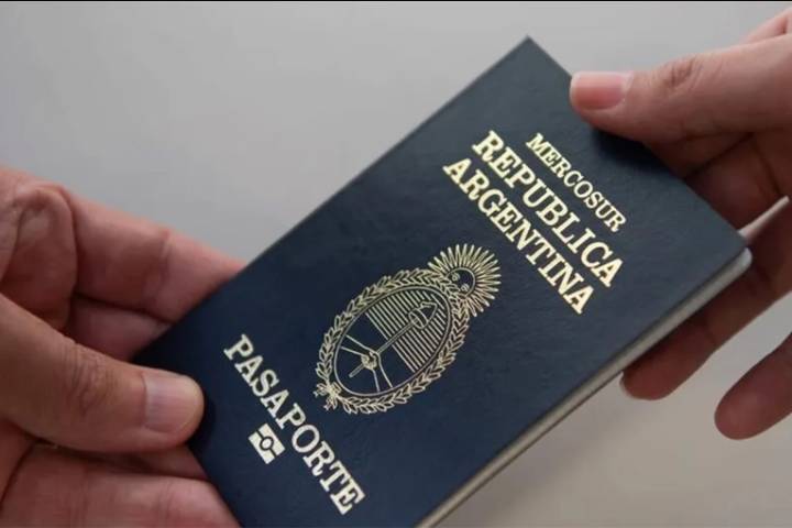 Pasaportes: habilitan un WhatsApp para verificar fallas de seguridad
