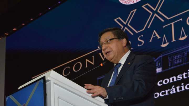 ‘Utilizan la democracia para llegar al poder y luego la destruyen por dentro’: presidente de la Corte Constitucional
