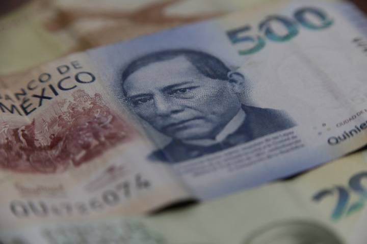 Peso mexicano se fortalece ante debilidad del dólar, pero persisten riesgos fiscales