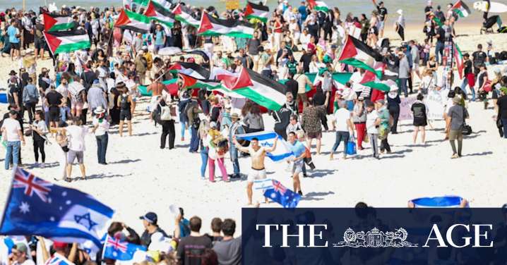 Bondi Beach paddle-out tension as Palestine, Israel protesters face off