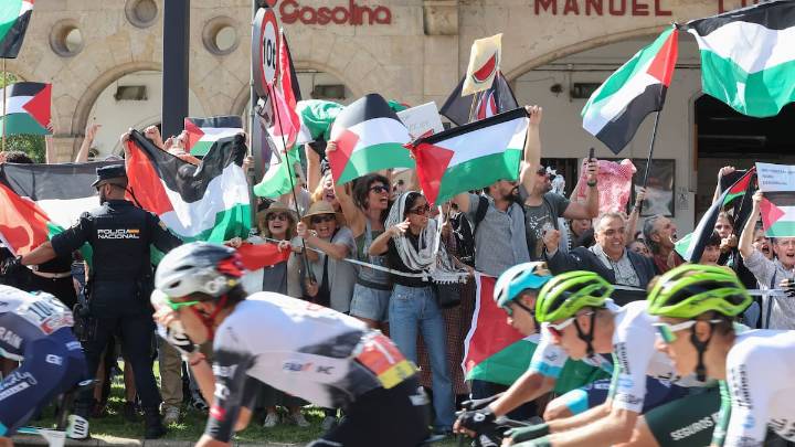 Una sentada multitudinaria en mitad de la carretera bloquea el paso de La Vuelta a España en Navacerrada