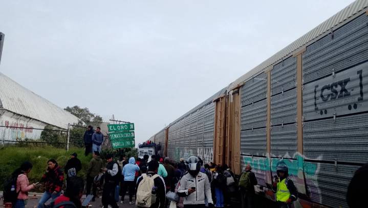 Tren impacta a camión de pasajeros en Atlacomulco