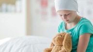Madre reclama mayor atención tras diagnóstico de leucemia a su hija