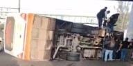 Volcó camión de pasajeros en avenida Zaragoza y colapsa el tránsito hacia CDMX l Video