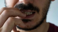 Qué significa morderse las uñas, según la psicología