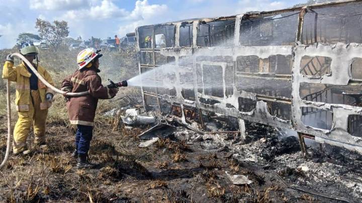 Autobús se incendió en Guayana, pocos pasajeros pudieron salir y nueve quedaron completamente calcinados