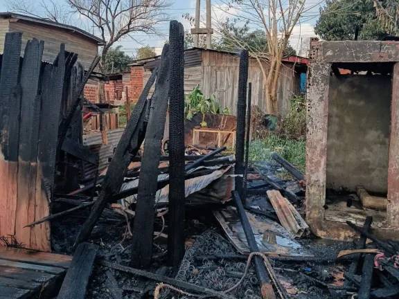 Incendio en una vivienda de Iguazú, madre e hijo fueron hospitalizados