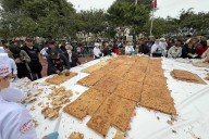 Perú prepara el pan con chicharrón más grande del mundo