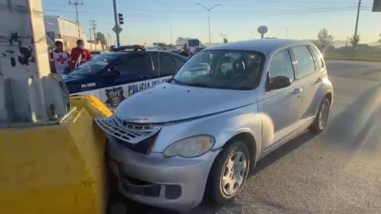 Sufre malestar y choca contra poste en la Fuerza Aérea