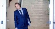 Macron nombra primer ministro francés al actual titular de Defensa