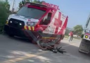 Motociclista casi se mata en accidente