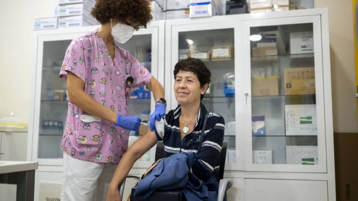 Catalunya comienza a vacunar de la gripe y la Covid-19 a los colectivos más vulnerables