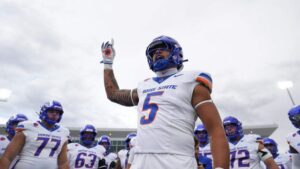 Air Force piled up yards and even took to the sky, but Broncos’ D finally held