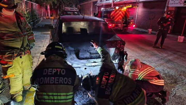 Bomberos controlan incendio de vehículo frente a clínica del ISSSTE en Cuautla