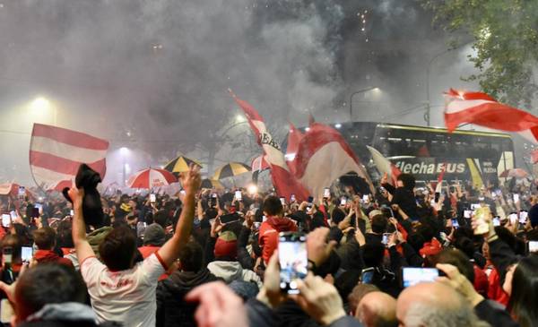 Fotos y video.- Impresionante clima de Copa en La Plata: impactante recibimiento de los hinchas al micro de Estudiantes