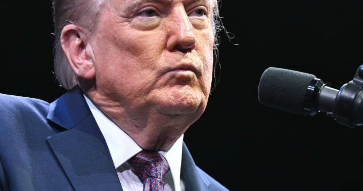 Demócratas publican una supuesta carta de cumpleaños de Trump a Epstein