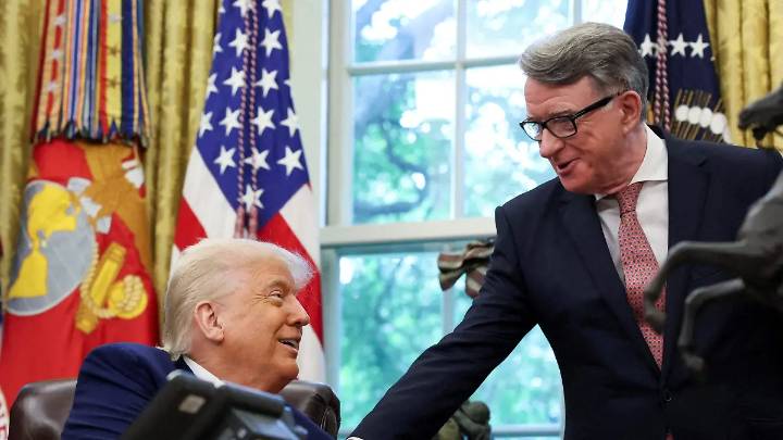 Reino Unido destituye a su embajador en EU por supuestos vínculos con Epstein