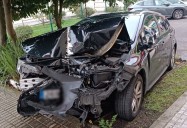 Accidente de película en Santander: un turismo se estrella contra un instituto