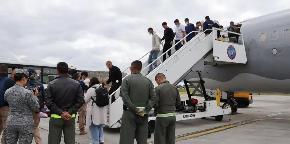Llegaron a Ezeiza los diez argentinos deportados desde Estados Unidos