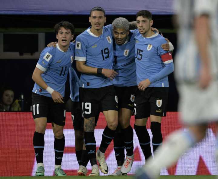 Bielsa recurre a Federico Valverde y Darwin Núñez para vencer a Perú