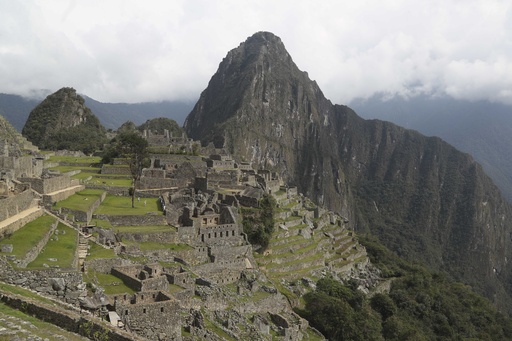 Turistas afectados por bloqueos de vía férrea hacia Machu Picchu en el sur de Perú