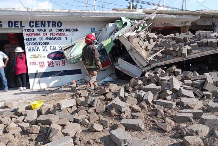 Camión impacta casa de materiales; hay una víctima