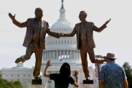 Retiran la estatua de Trump de la mano de Epstein a las afueras del Capitolio por «no tener permisos»