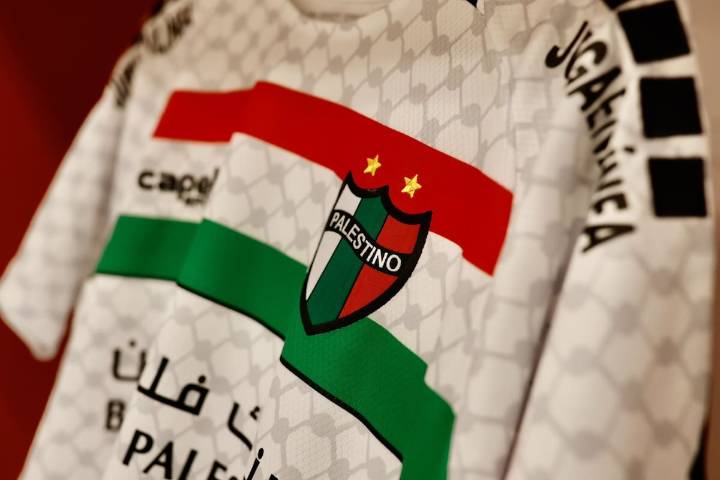 El éxito de ventas de la camiseta de Palestino en el mundo: cifras se han cuadruplicado desde 2023