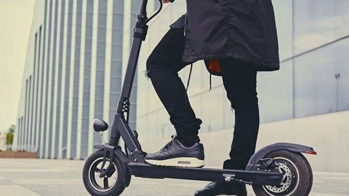 Conduce ebrio un patinete y atropella a una pareja de personas mayores en Pamplona