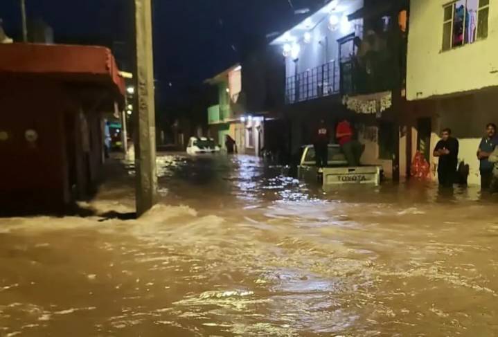 Lluvias torrenciales provocan desbordamiento de río e inundaciones en Tototlán, Jalisco