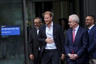 Harry se reencuentra con su padre el rey Carlos III