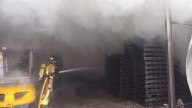 Arde una fábrica de palés en Caravaca de la Cruz