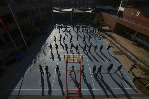 No TikTok, no Instagram: Chilean school blocks phones and students rediscover real