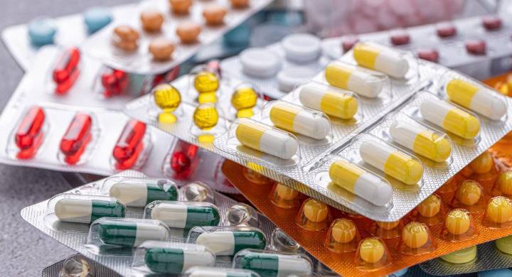 Crisis de medicamentos lleva a los usuarios a gritar y pelear en dispensarios del país