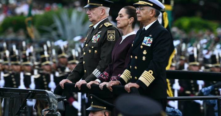Con izamiento a la bandera, Sheinbaum da inicio a Desfile Militar en el Zócalo